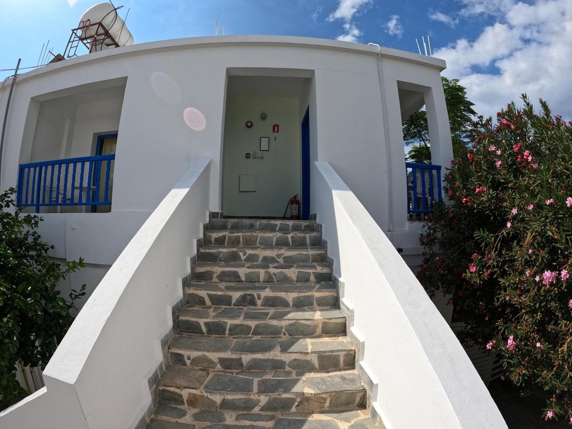 Island Budget Apartments Paphos Extérieur photo