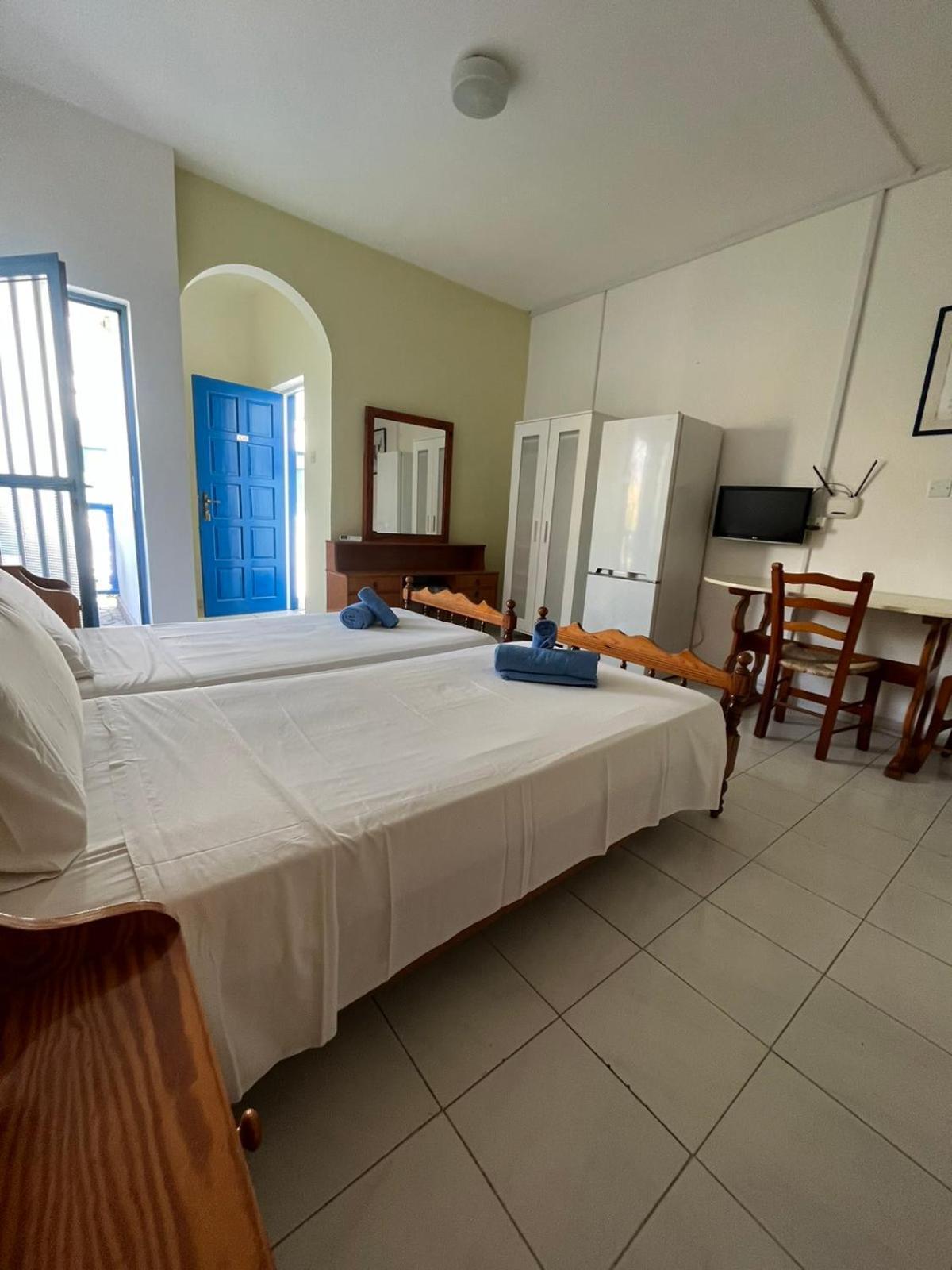 Island Budget Apartments Paphos Extérieur photo