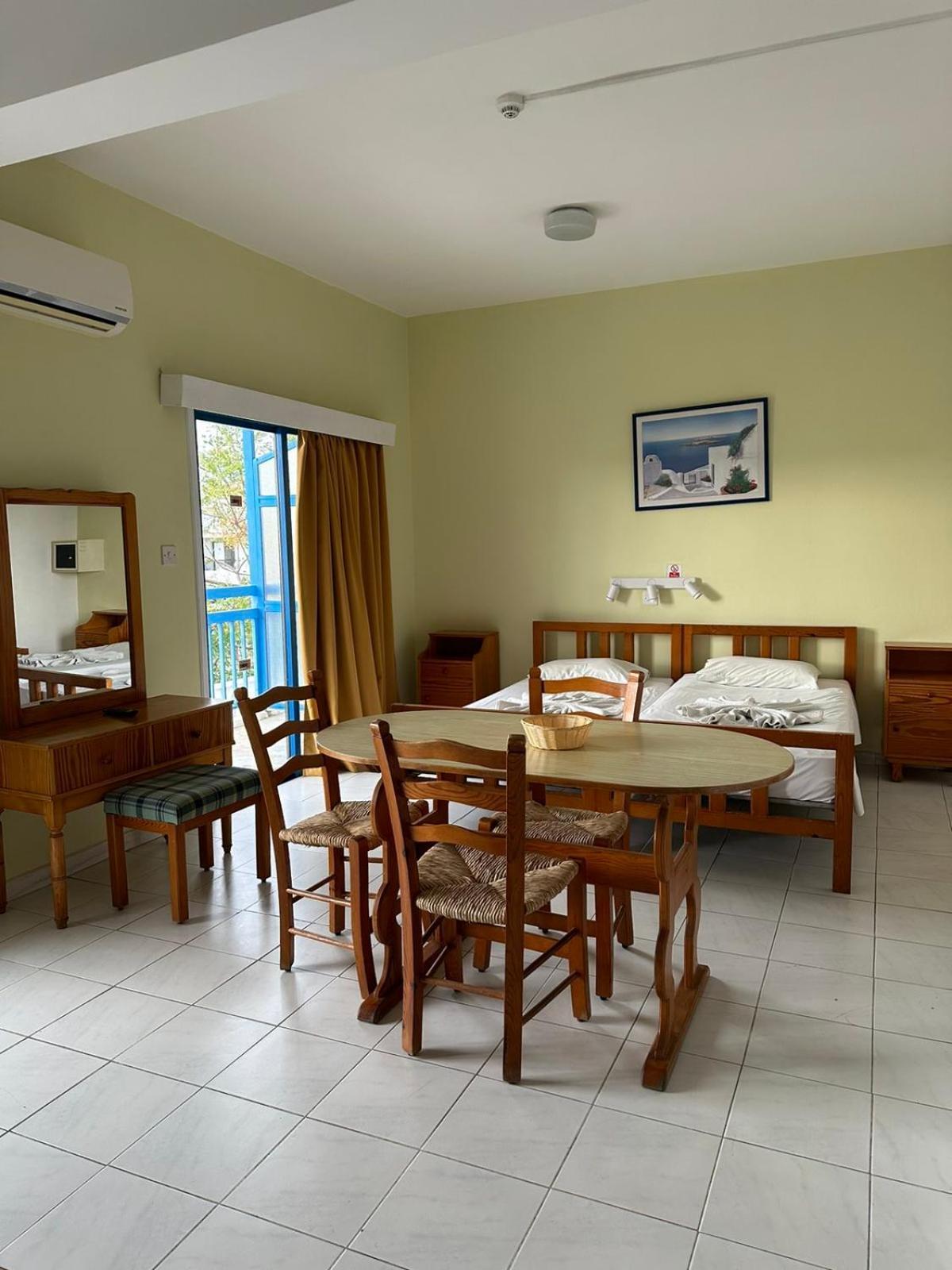 Island Budget Apartments Paphos Extérieur photo