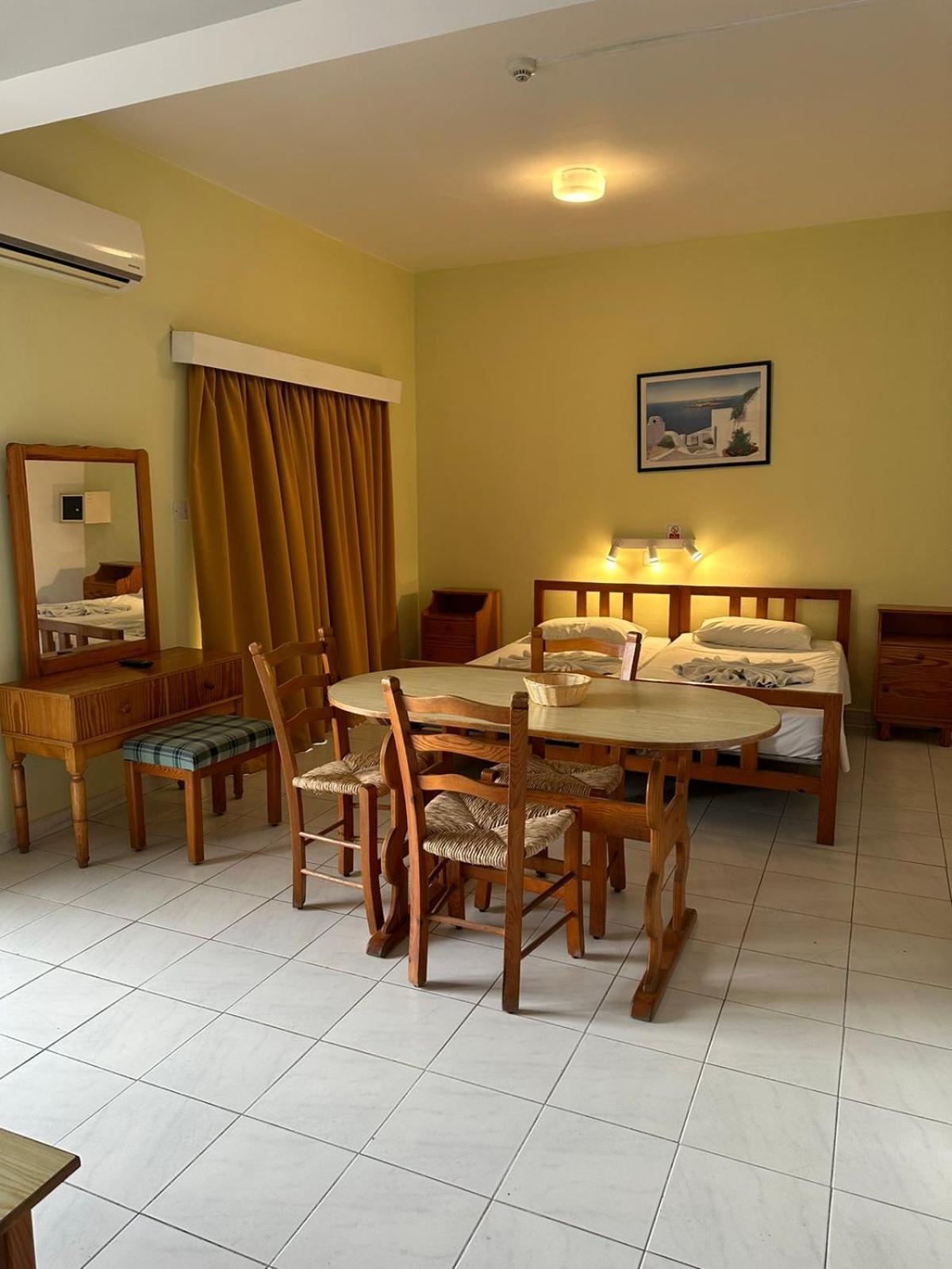 Island Budget Apartments Paphos Extérieur photo