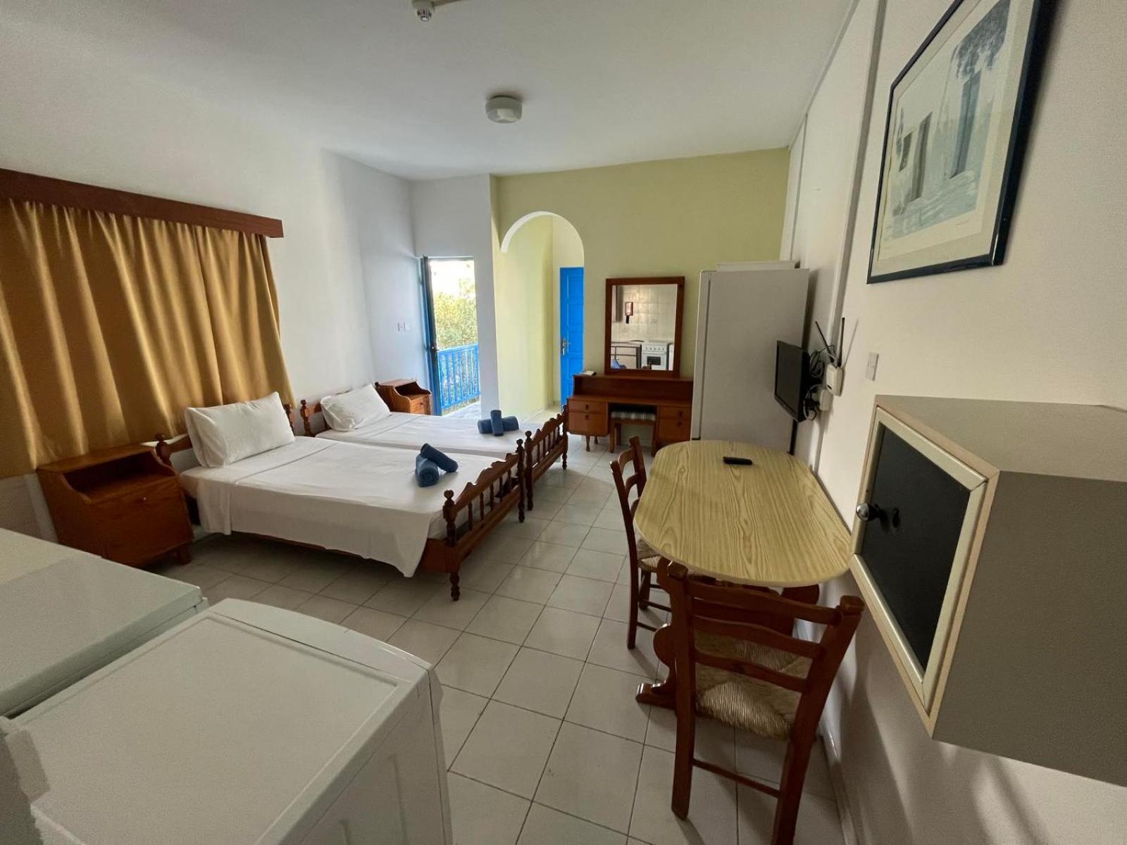 Island Budget Apartments Paphos Extérieur photo